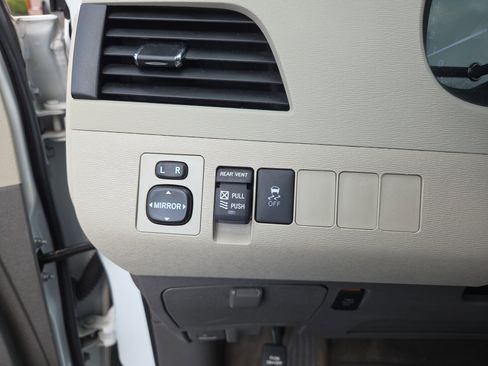 Used 2013 Toyota Sienna XLE FWD image 28