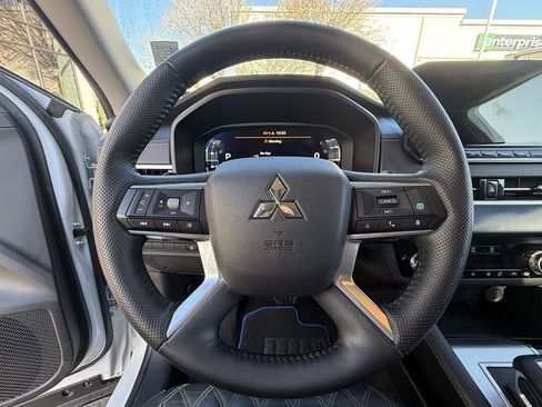 Used 2025 Mitsubishi Outlander SEL image 14