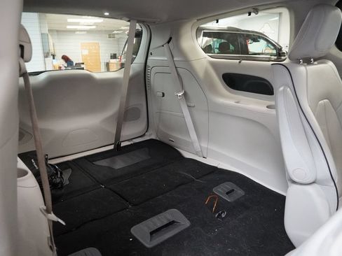 Used 2018 Chrysler Pacifica Limited w/ Advanced Safetytec Group FWD image 36