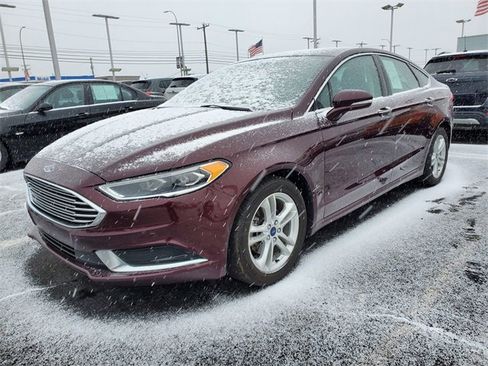 Used 2018 Ford Fusion SE w/ Fusion SE Technology Package image 2