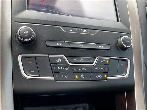 Used 2019 Ford Fusion SE FWD image 32