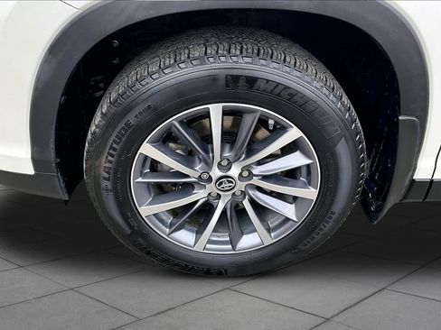 Certified 2019 Toyota Highlander XLE AWD/4WD image 11