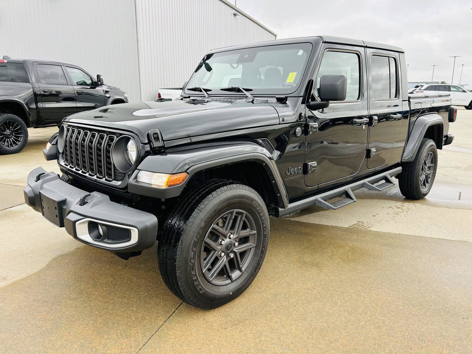 Used 2024 Jeep Gladiator Sport AWD/4WD image 32