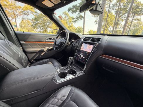 Used 2019 Ford Explorer Platinum AWD/4WD image 19