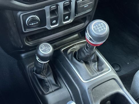 Used 2025 Jeep Wrangler Sport AWD/4WD image 17