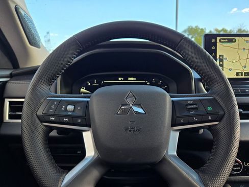New 2025 Mitsubishi Outlander SE image 30
