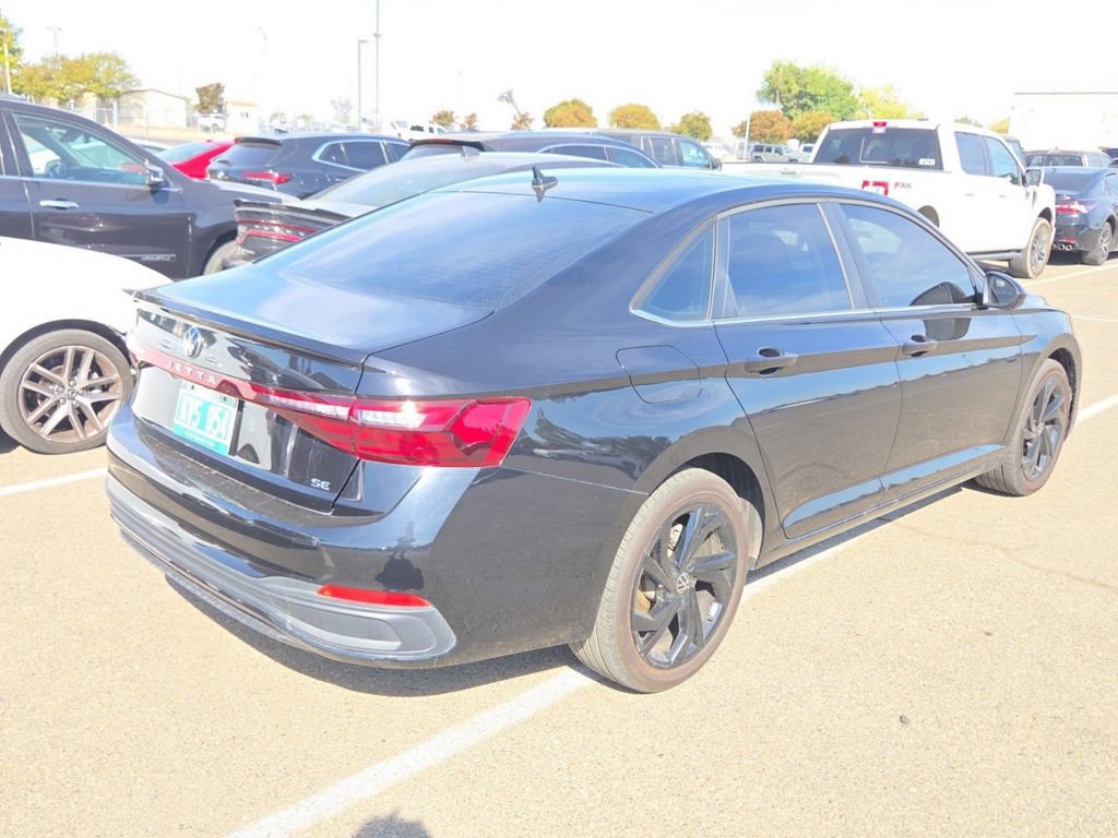 Used 2025 Volkswagen Jetta SE FWD image 2