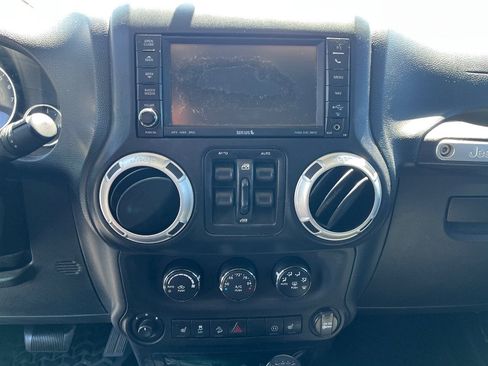Used 2012 Jeep Wrangler Unlimited Sahara w/ Connectivity Group AWD/4WD image 9