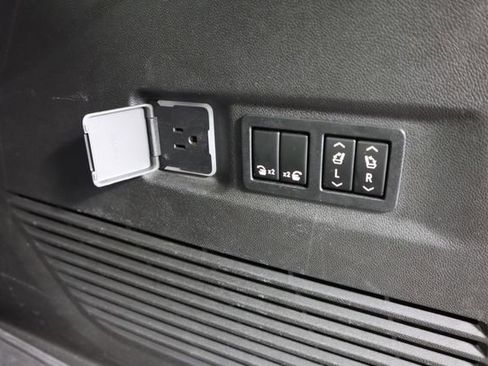 Used 2021 GMC Yukon XL SLT w/ SLT Premium Package image 65