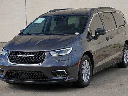 Used 2022 Chrysler Pacifica Touring-L FWD image 44
