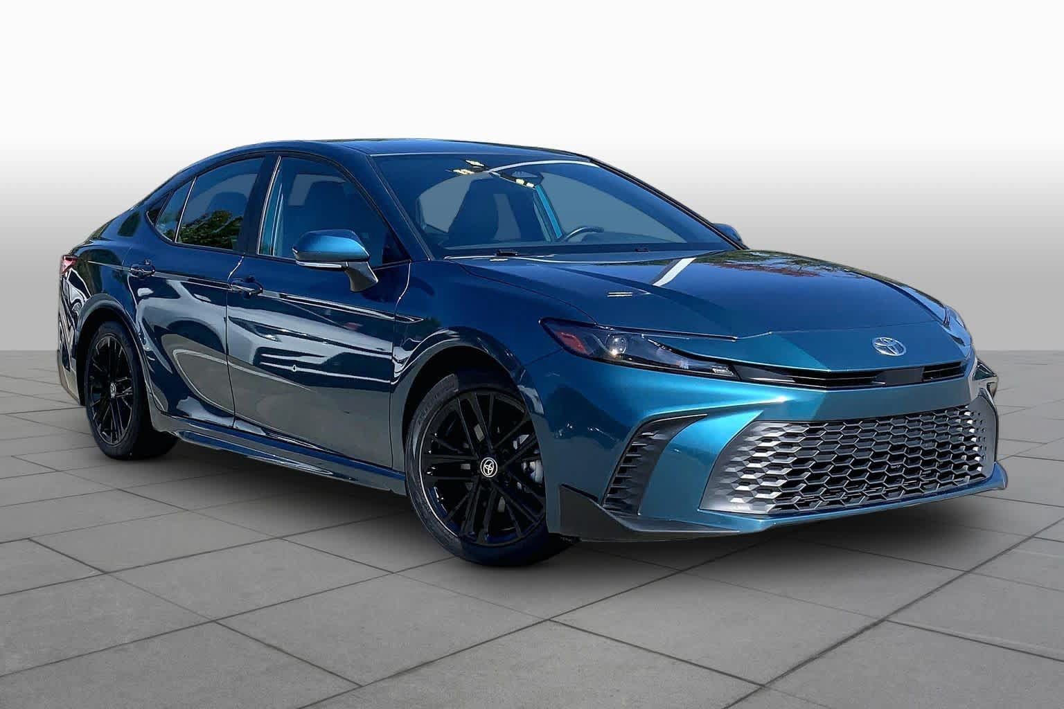 Used 2025 Toyota Camry SE FWD image 3