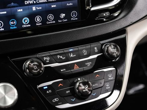Used 2018 Chrysler Pacifica Touring-L Plus w/ Advanced Safetytec Group FWD image 22