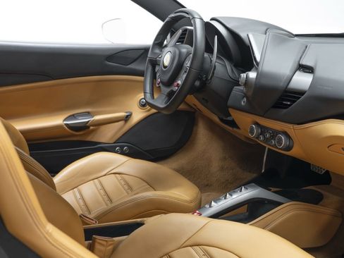 Used 2016 Ferrari 488 GTB Base image 33