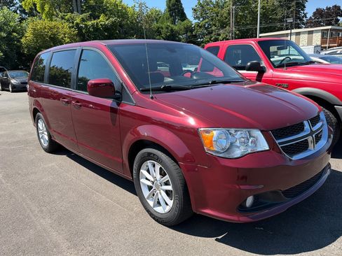 Used 2020 Dodge Grand Caravan SE FWD image 2