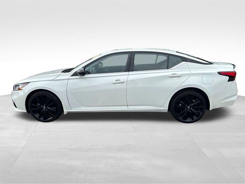Used 2022 Nissan Altima 2.5 SR w/ Midnight Edition Package AWD/4WD image 2