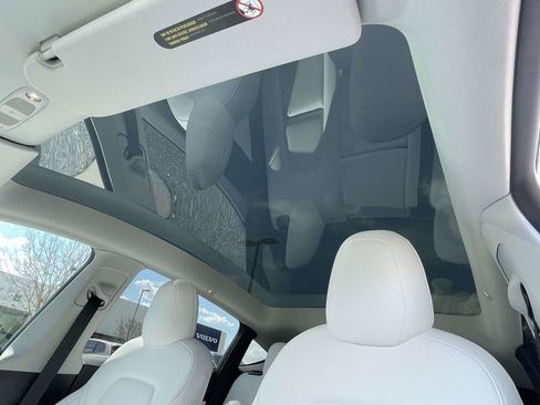 Used 2022 Tesla Model Y Long Range image 9