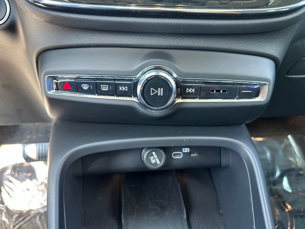 Certified 2025 Volvo XC40 B5 Plus AWD/4WD image 20