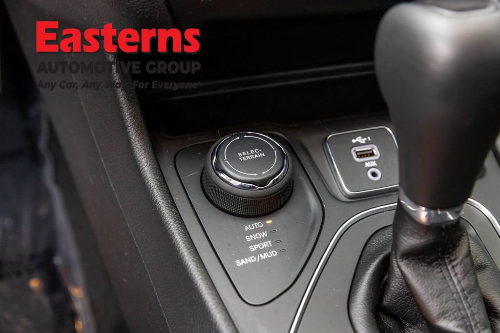 Used 2021 Jeep Cherokee Latitude Plus AWD/4WD image 21