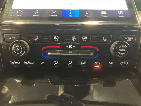 Used 2023 Jeep Grand Cherokee Limited w/ Luxury Tech Group II image 19