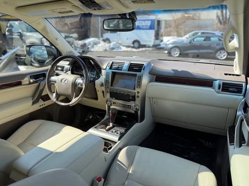 Used 2019 Lexus GX 460 Premium w/ Premium Package image 16