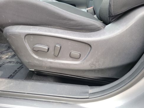 Used 2017 Nissan Rogue SV image 16