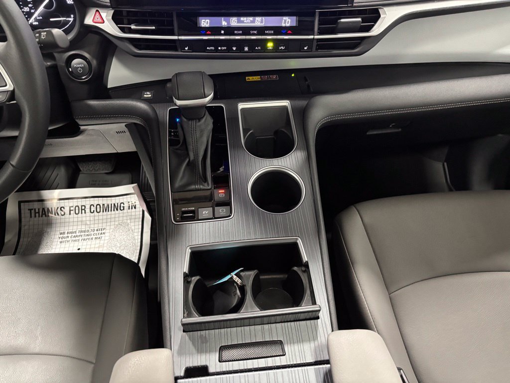 Used 2026 Toyota Sienna XLE FWD image 40