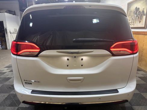 Used 2017 Chrysler Pacifica Touring-L Plus w/ Tire & Wheel Group FWD image 4