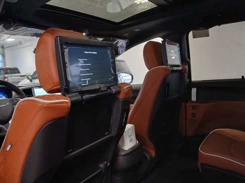 New 2026 Chrysler Pacifica Pinnacle image 18