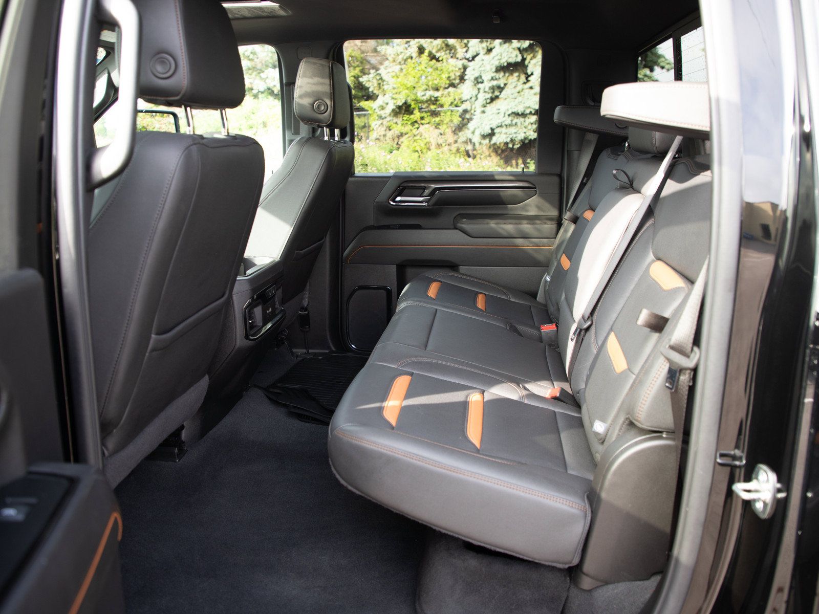 Used 2024 GMC Sierra 2500 AT4 w/ Technology Package AWD/4WD image 16