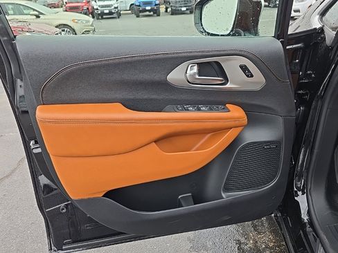 New 2026 Chrysler Pacifica Pinnacle image 8