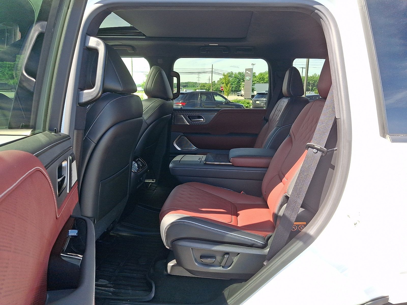 Used 2025 INFINITI QX80 Autograph w/ Premium Cargo Package AWD/4WD image 8