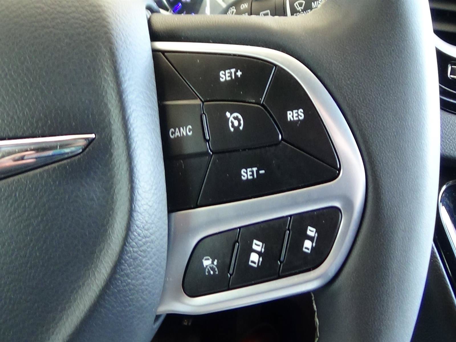 Certified 2025 Chrysler Pacifica Select FWD image 22