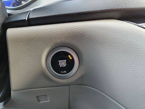 Used 2024 Chrysler Pacifica Touring-L image 25