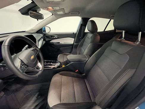 Used 2025 Chevrolet Trax LT w/ LT Convenience Package FWD image 3