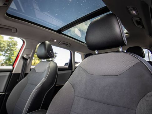 Used 2022 Volkswagen Taos SE w/ Panoramic Sunroof Package FWD image 45