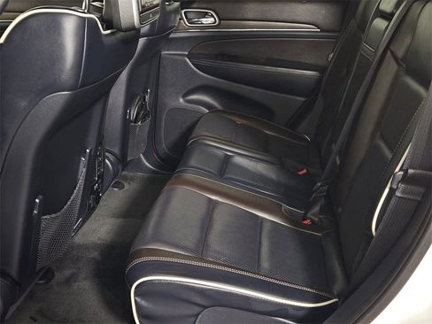 Used 2017 Jeep Grand Cherokee Overland w/ Jeep Active Safety Group image 27