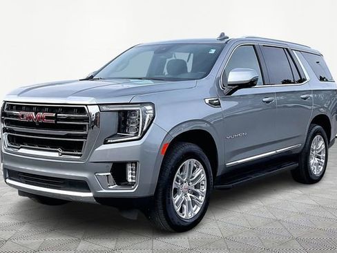 Used 2024 GMC Yukon SLT w/ SLT Luxury Package image 3