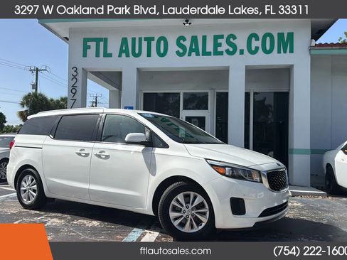 Used 2017 Kia Sedona LX w/ LX Essentials Premium Package FWD image 2