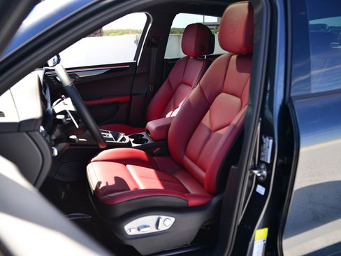 Certified 2026 Porsche Macan AWD/4WD image 13