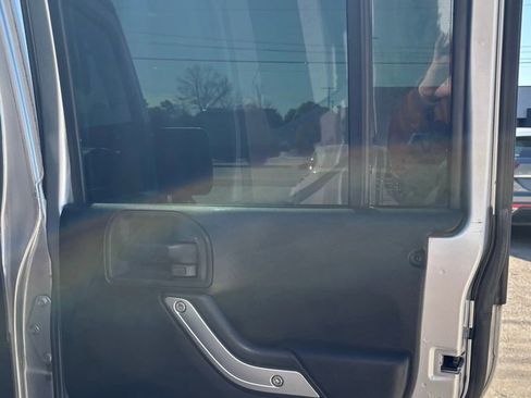 Used 2012 Jeep Wrangler Unlimited Sahara image 13