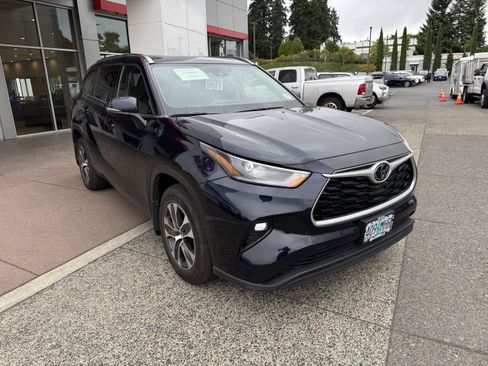 Used 2021 Toyota Highlander XLE AWD/4WD image 8