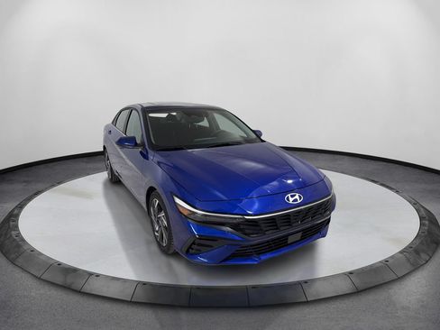 Used 2025 Hyundai Elantra SEL FWD image 3
