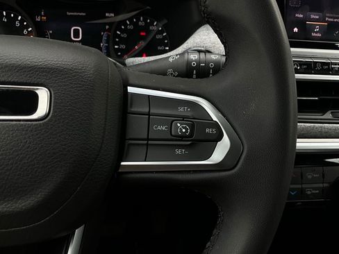 Used 2025 Jeep Compass Latitude image 35