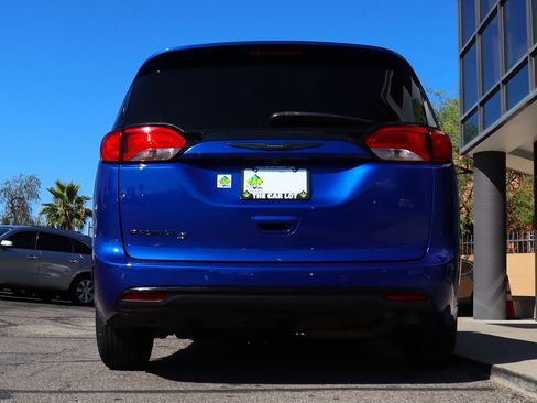 Used 2020 Chrysler Pacifica Touring w/ S Appearance Package FWD image 12