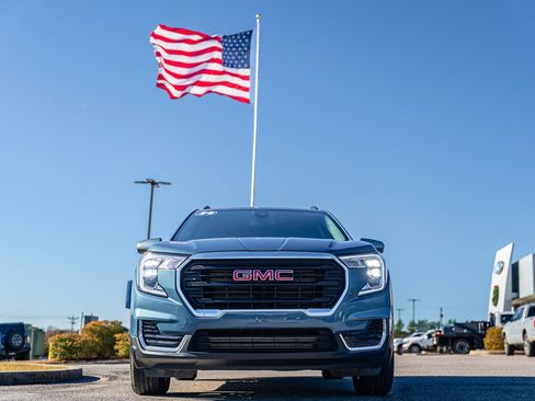 Used 2024 GMC Terrain SLE w/ Driver Convenience Package image 3