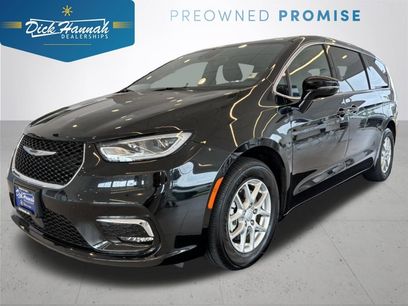 Used 2025 Chrysler Pacifica Select