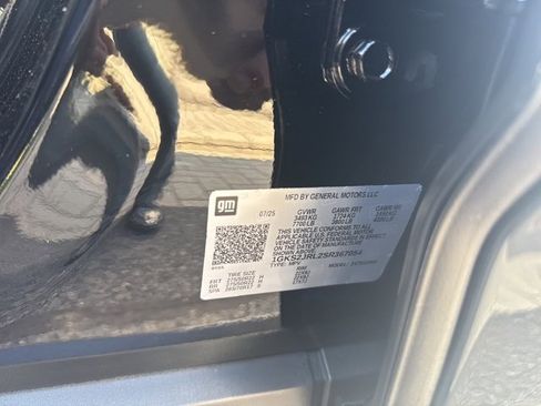 New 2025 GMC Yukon XL Denali w/ Denali Reserve Package image 9