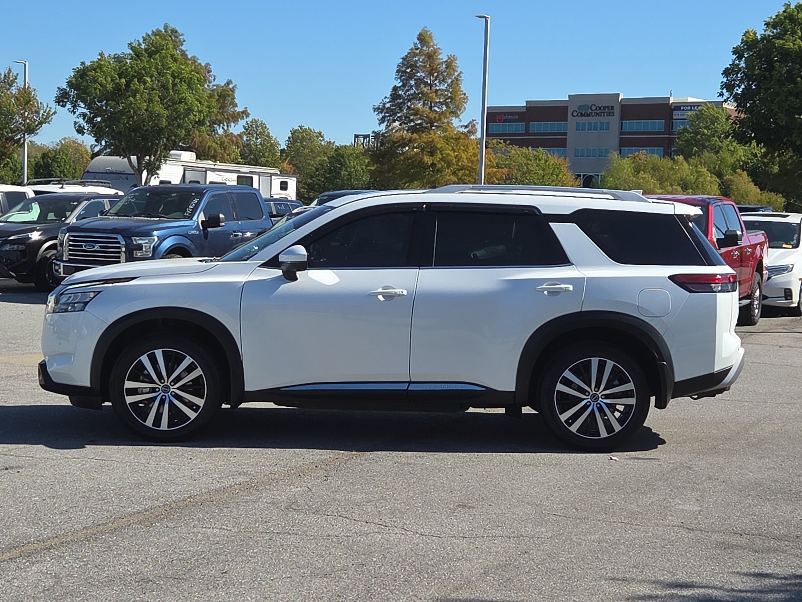 Used 2025 Nissan Pathfinder Platinum w/ Cargo Package AWD/4WD image 3