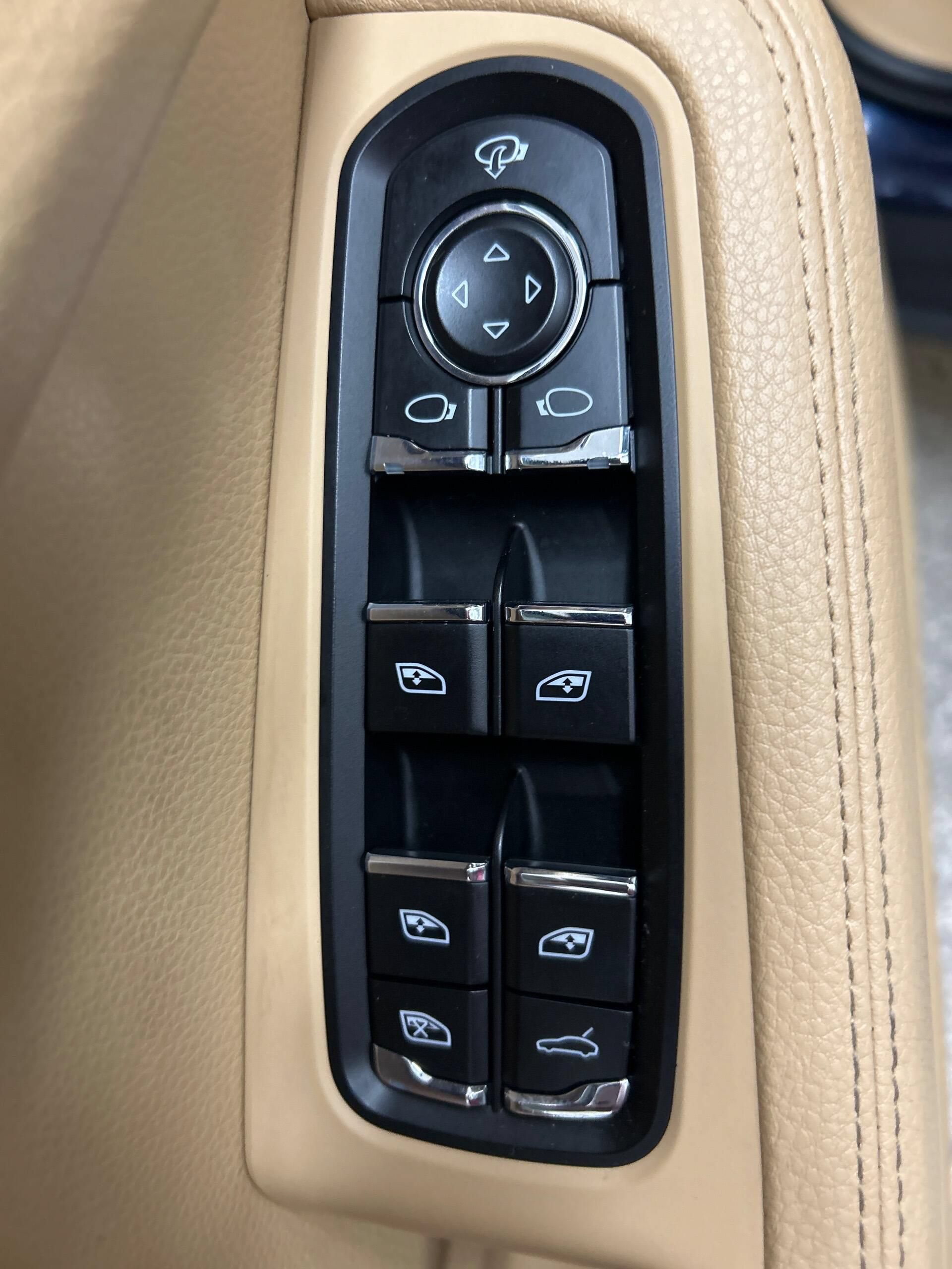 Used 2016 Porsche Macan S AWD/4WD image 9