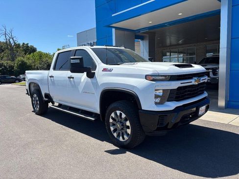 Used 2025 Chevrolet Silverado 2500 Custom w/ Custom Value Package image 2